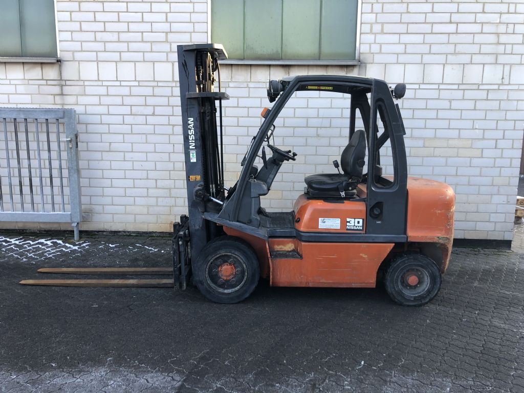 Nissan FGD02A30Q Dieselstapler www.graf-gabelstapler.de