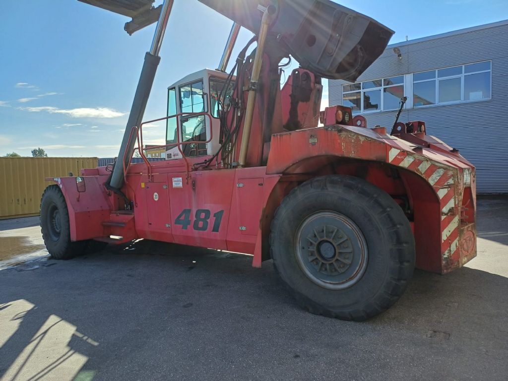 CVS Ferrari-F481-Reach-Stacker pour container plein