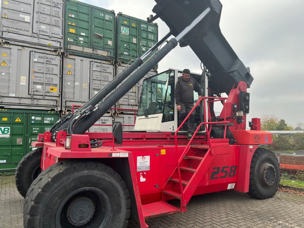 CVS Ferrari-F258.6-Leercontainer Reachstacker