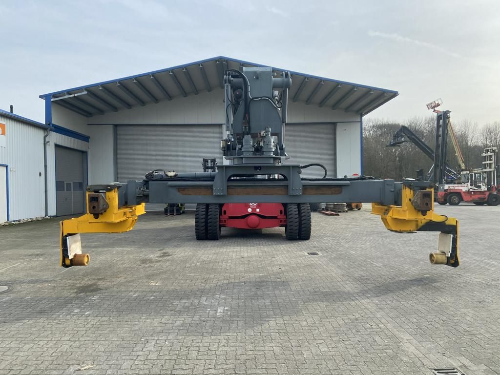 Seith-Pipehandling Reachstacker 15036 -Reach-stacker per container pieni