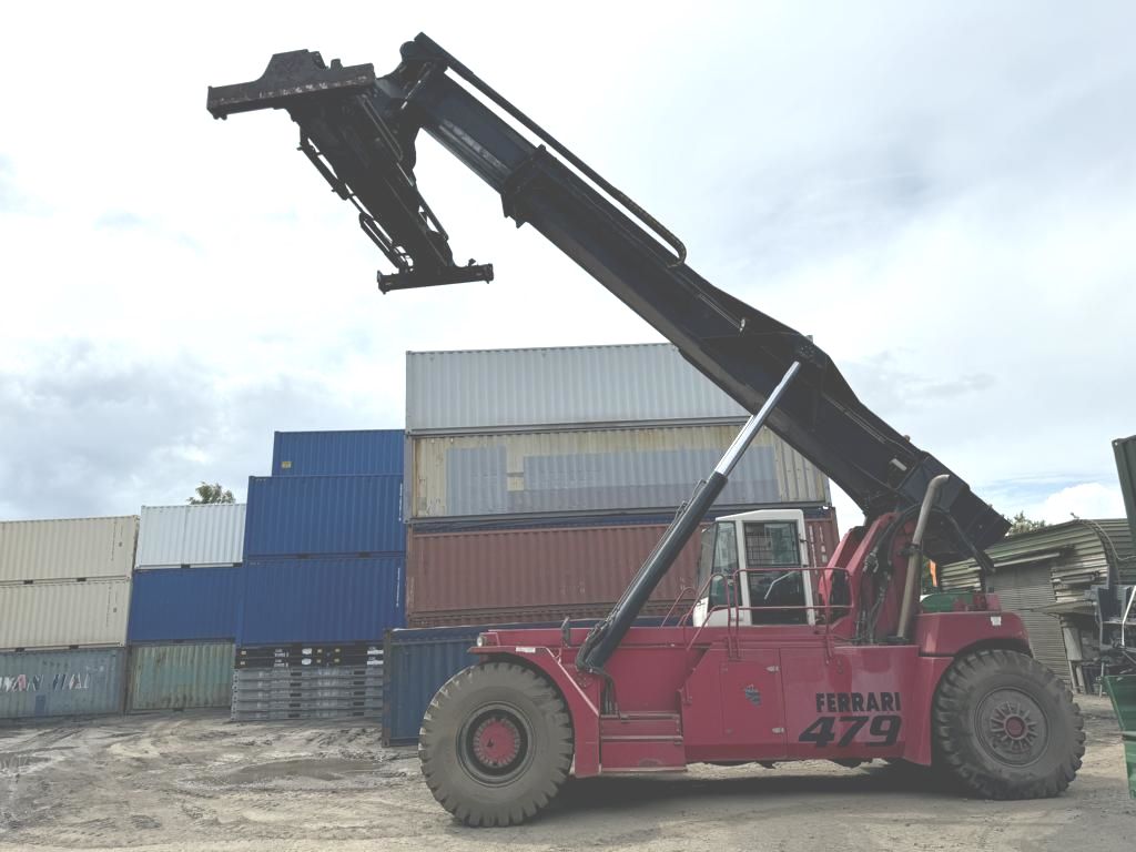 CVS Ferrari-F479.5-Reach-Stacker pour container plein