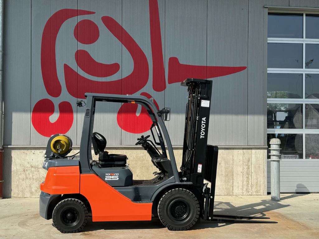 Toyota 02-8 FGF 25 Treibgasstapler www.foerdertechnik-rietberg.de