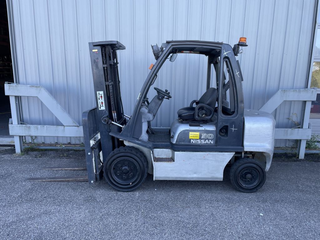 Nissan YG1D2A30Q Dieselstapler www.sks-stapler.at