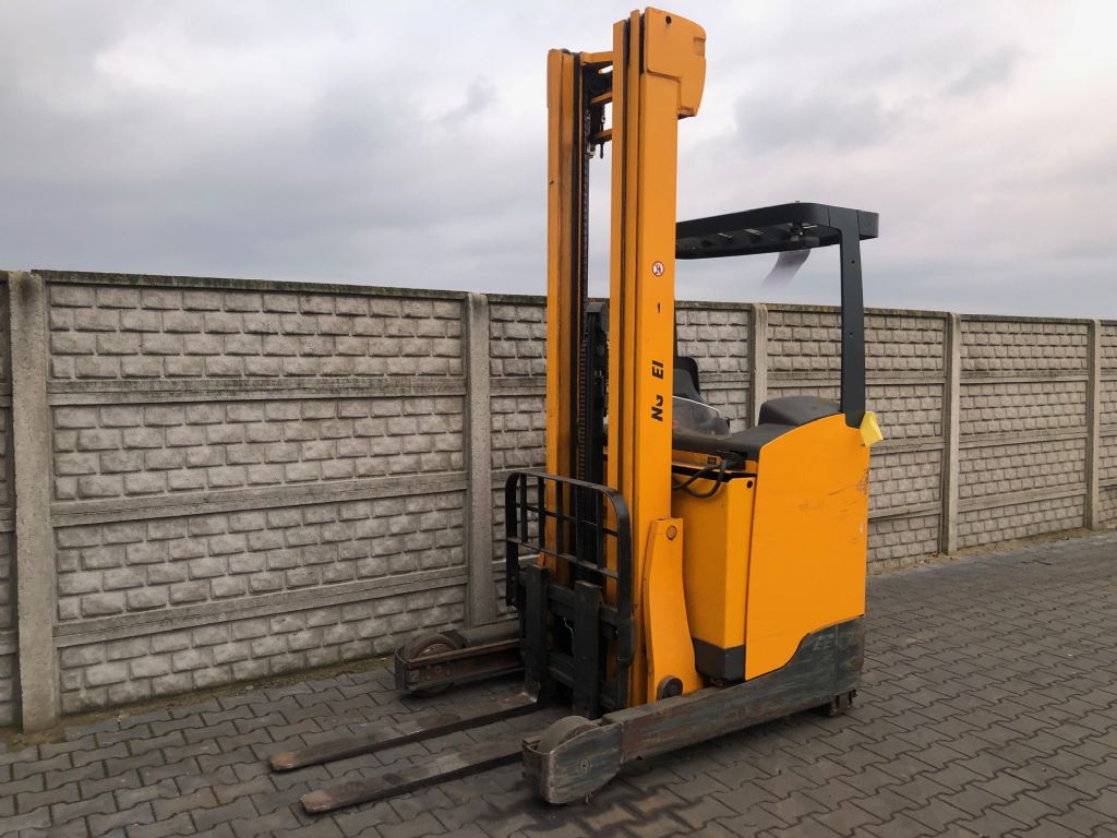 Manual reach truck